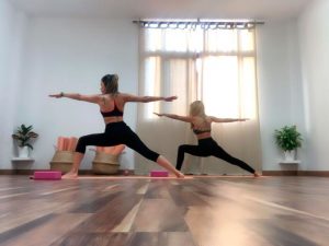 Lourdes haciendo yoga